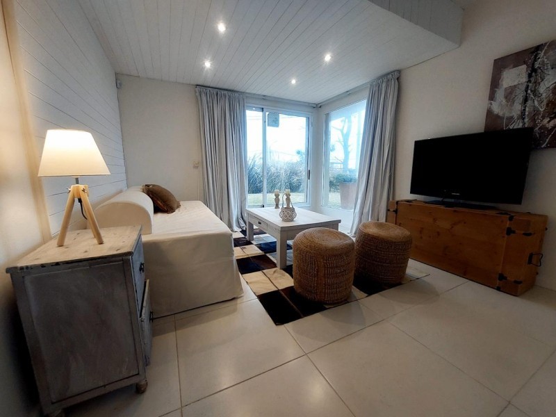 Moderno chalet en alquiler en Montoya, La Barra a una cuadra del mar.